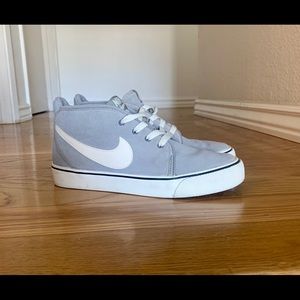 Nike Shoes Grey/White Size Men’s 5.5 Women’s 7.5